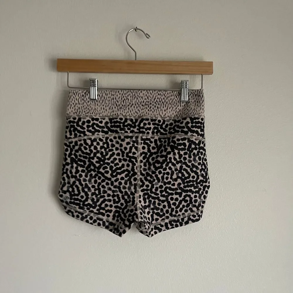 Lululemon Y2K‎ Liberty Leopard Print Women's Shorts - Picture 7 of 10